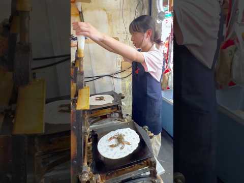 孫娘が作るカニせんべい 🦀 Beautiful Crab Rice Cracker Master thumbnail