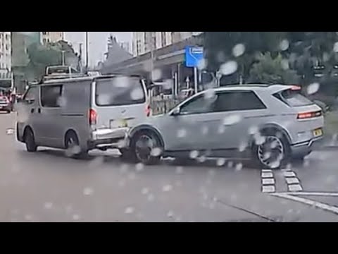 車CAM直擊 - 美孚橋底 貨Van出讓線後突然停低 後車追撞  thumbnail