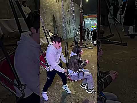 Nauczył ją latać na karuzeli 😱 thumbnail