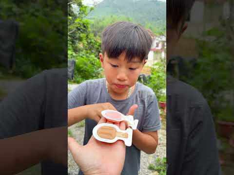 Cô bé ngoan ngoãn ăn kẹo cầu vồng và uống Coca-Cola rất ngon miệng. #vui #kẹo #thứcăn #dễthương thumbnail