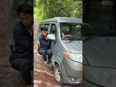Unbelievable This Driver Saved The Guy From Deep Water.. ?? thumbnail