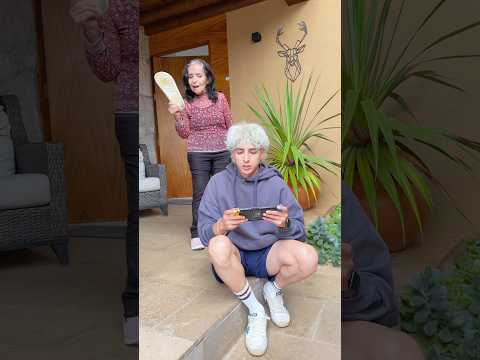 LA ABUELA 👵 USA LA CHANCLA 🩴 PARA TODO 😂 thumbnail