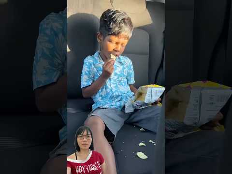 Hai mẹ con làm rơi đồ ăn vặt ra xe của bố #trendingshorts #trendingvideo #shorts #shortsviral thumbnail