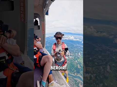 Sambil makan, dia melompat dari kapal #shortsvideo thumbnail