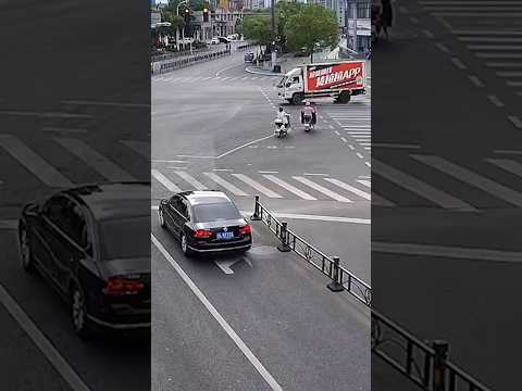 ?? 货车侧翻女被困，消防踩肩托举救人 ?? Truck Overturns: Firefighters Form Human Ladder thumbnail