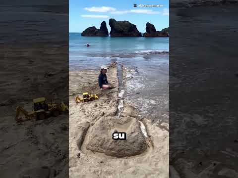 El océano arruinó su plan en la playa 😳🌊 thumbnail