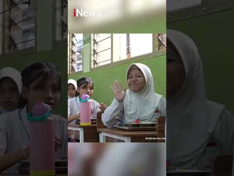 Momen Prabowo Kunjungi SMP 111 Jakarta, Santap MBG Bareng Siswa #shorts thumbnail