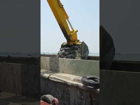 #dredging #excavator #digger #construction #komatsu #heavyequipment thumbnail