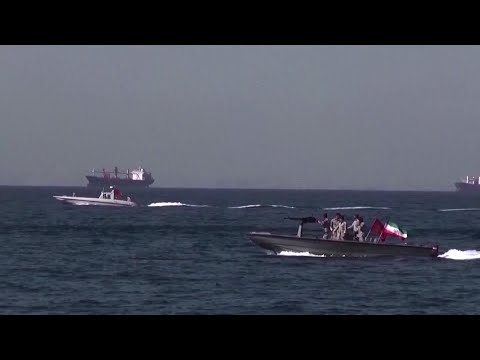 Hormuz, le immagini delle navi che attraversano lo stretto con la scorta dei pasdaran thumbnail