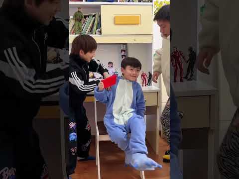 张三坑发红包#熊孩子 #家庭搞笑 thumbnail