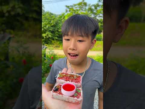 Cô bé ngoan ngoãn ăn kẹo cầu vồng và uống Coca-Cola rất ngon miệng. #vui #kẹo #thứcăn #dễthương thumbnail