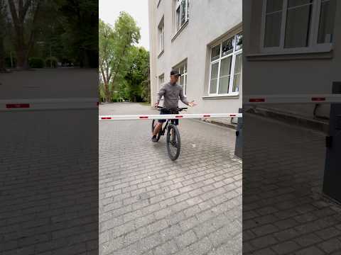 КАК ПРОЕЗЖАЮТ НА ВЕЛОСИПЕДЕ ОБЫЧНЫЕ & НЕОБЫЧНЫЕ ЛЮДИ #shorts thumbnail