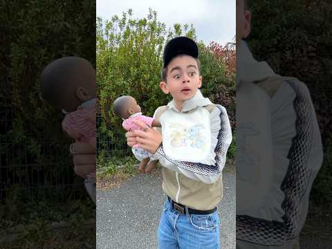 QUAND TU JOUES AVES LES ENFANTS🍼🤣#humour #shorts thumbnail