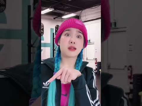 Everyone is working out so hard 🏋🏻‍♀️ thumbnail