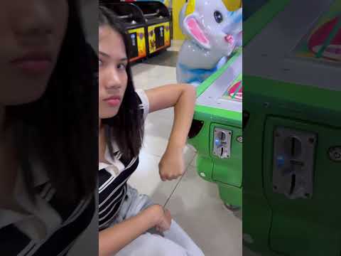 SH - Chị em tỉ thí khúc côn cầu || Sisters play air hockey #shorts thumbnail