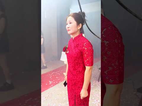 🇨🇳 婚礼现场母亲泪目：看儿子走向心爱之人，幸福泪水见证最深母爱 🇬🇧 A Mother’s Tears of Joy; Witnessing Her Son’s New Journey thumbnail
