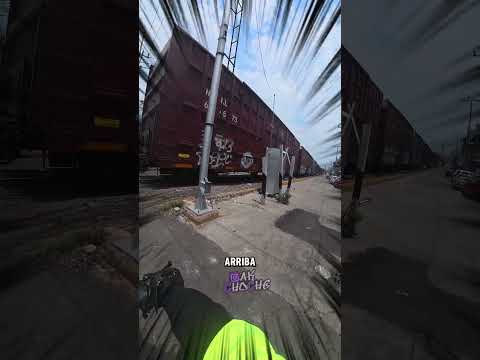 si paso por abajo #akchoche #humor #motovlog #biker #uber thumbnail
