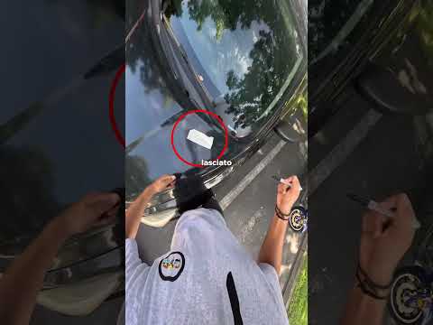 Il ciclista ha urtato l'auto e poi... thumbnail
