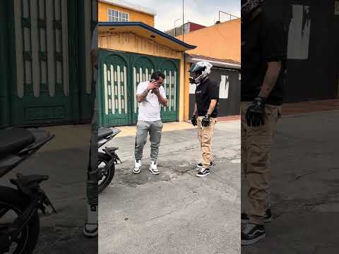 Uno hace amigos de la manera menos esperada. #viral #moto #humor #comedy #biker #bikeride #viral thumbnail