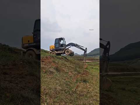 Unbelievable This JCB Driver’s Risk For A Wedding Car ?? thumbnail