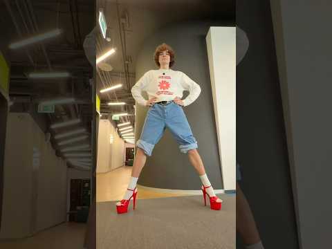 Сергеевич на каблуках ходит лучше, чем модели ?✋? топ модель по скуфски в офисе ? thumbnail