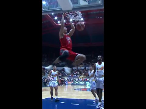 Brgy. Ginebra's Aguilar, ROS’ Johnson BIG MAN PLAYS ? in 1Q | PBA Season 50 Commissioner’s Cup Semis thumbnail