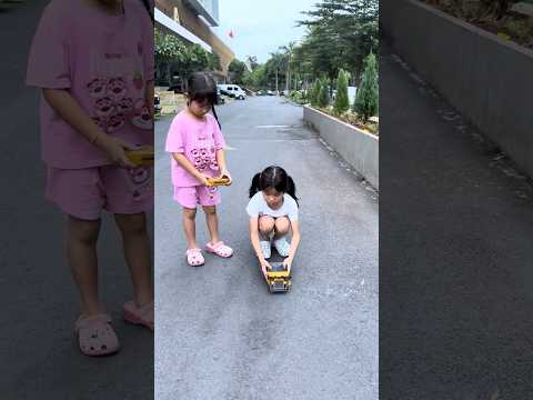 Em gái tốt bụng, Tìm điều khiển cho chị || Kind girl, Find remote control for my sister #shorts thumbnail