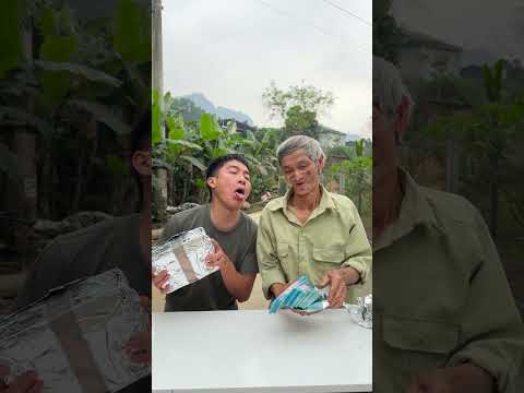 Ông nội đã chọn món quà nhỏ hơn và tặng cho chàng trai một món quà bất ngờ to đùng. #shorts thumbnail