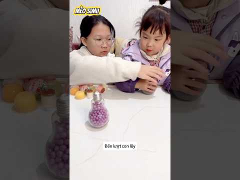 Cô bé biết nhường đồ ăn cho chị gái thumbnail