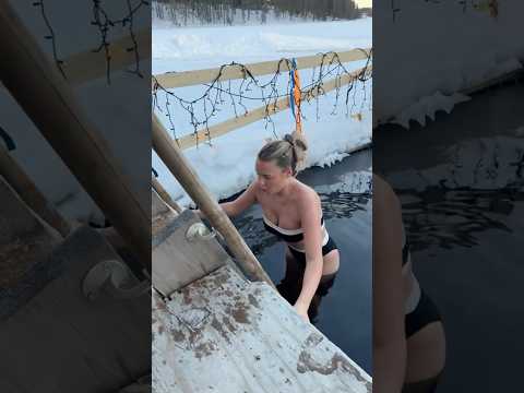 Zum ERSTEN MAL im gefrorenen See Eisbaden 🥶❄️ thumbnail