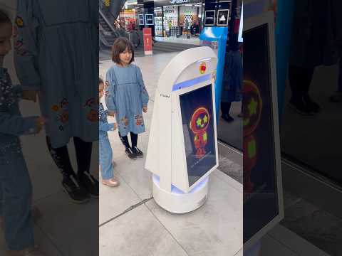 Kızlar robotu rahat bırakın😂 #aboneolmayiunutmayin #keşfetbeniöneçıkar #kesfeteyyiz #funny #shorst thumbnail