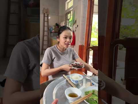 Bữa cơm gia đình: Ăn gì chả được | Sao Không Sợ Vợ #shorts thumbnail