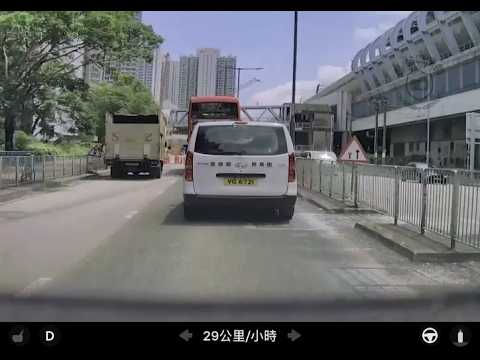 車CAM直擊 - VG6721 睇燈咪發白日夢喇！有人過緊俾你嚇親 上年同一位置死過人 thumbnail