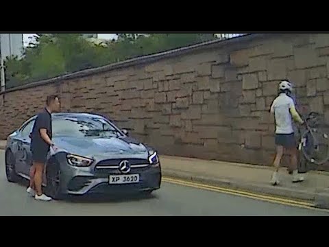 車CAM直擊 - 夏愨道Benz撞單車 單車嬲爆爆拍Benz車頭 (轉載)  thumbnail