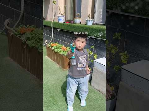 Cậu bé phun nước tiểu vào mặt của cô giáo thumbnail