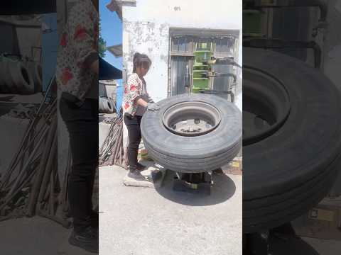 Công việc vá lốp xe tải nặng nhọc của cô gái China #truck #truckrepair #repair #machine #carrepair thumbnail