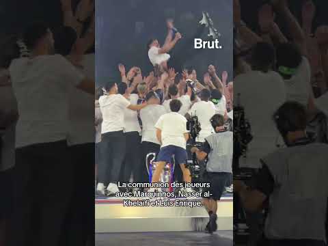 La communion des joueurs avec Marquinhos, Nasser al- Khelaïfi et Luis Enrique. thumbnail