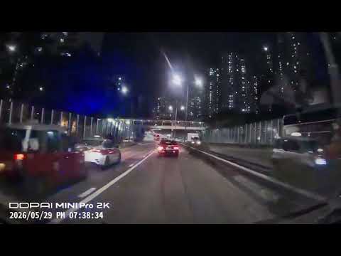 車CAM直擊 - 屯門的士當住警察面過單白線 🫣 其實前少少已經入得返  thumbnail