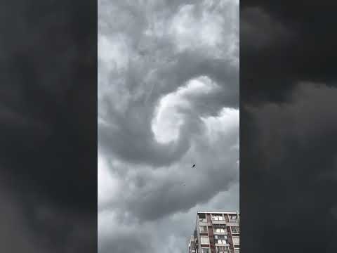 暴雨来临前的天空，乌云居然在慢慢形成漩涡状，网友：总感觉会有金光从中间照下来 thumbnail