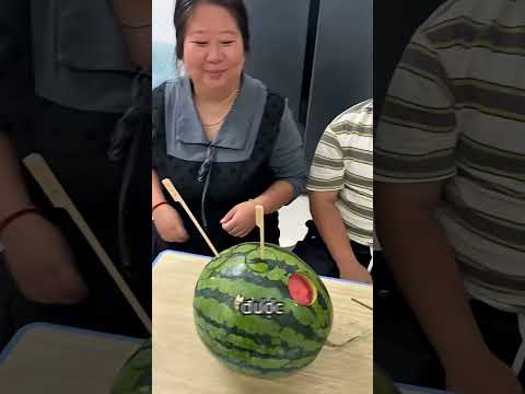 Ăn dưa hấu bằng que 😂 thumbnail