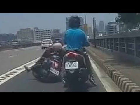 【自摔影片】前方阿姨騎一騎突然想躺一下 thumbnail