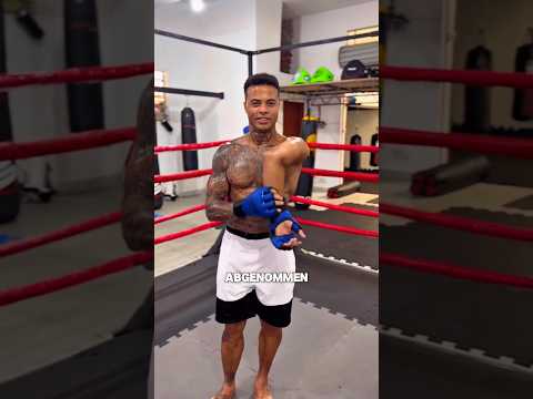 Abnehmbarer Arm?! Der coolste MMA Kämpfer der Welt 🤯 #shorts thumbnail