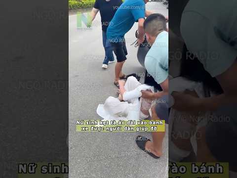 Nữ sinh kẹt tà áo dài vào bánh xe được người dân giúp đỡ thumbnail