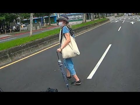 誰家的老人自己帶回去！ thumbnail