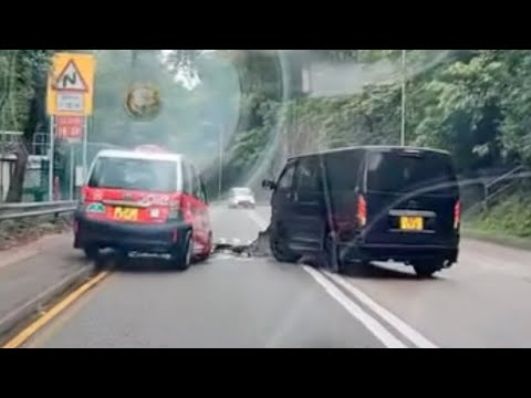  車CAM直擊 - Hiace 雨天過彎失控自炒再撞向的士? thumbnail
