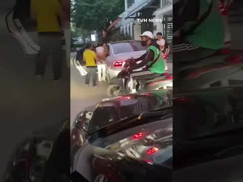 Đang xôn xao: Đỗ xe trước cửa khiến đường tắc dài, tài xế nói 1 câu khiến CĐm phải nghe lại 49 lần thumbnail
