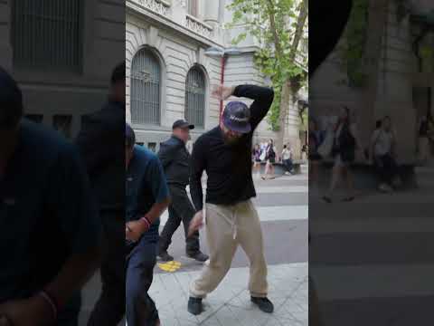 Dawid "tańczy" "breakdance" na ulicy 🤣 | Ciężarówką przez Chile #shorts thumbnail