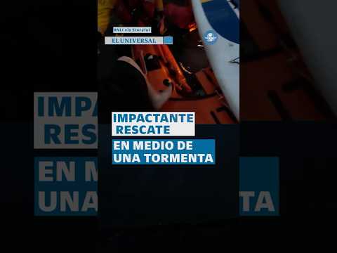 Rescatan a mujer y lomito  de una tormenta eléctrica  verdaderamente bíblica  #shorts thumbnail