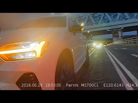 【車禍影片】大爺想怎麼開就怎麼開，反正我有板金 thumbnail