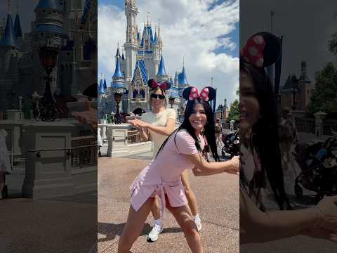 ME LLEVÉ A MI AMIGA A DISNEY! thumbnail